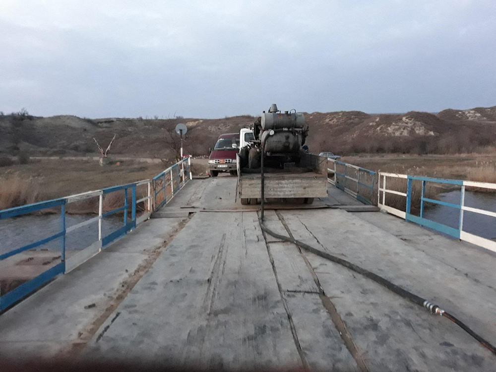 Рятувальники відкачали воду з затопленого понтонного мосту