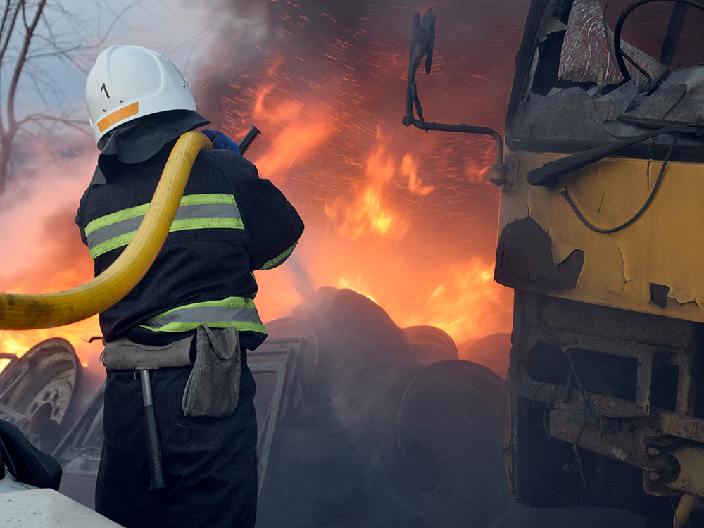 Під Миколаєвом горіли шини на автостоянці