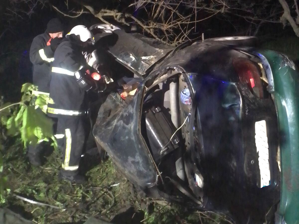 ДТП на Миколаївщині: тіло мертвого чоловіка вирізали з автомобіля