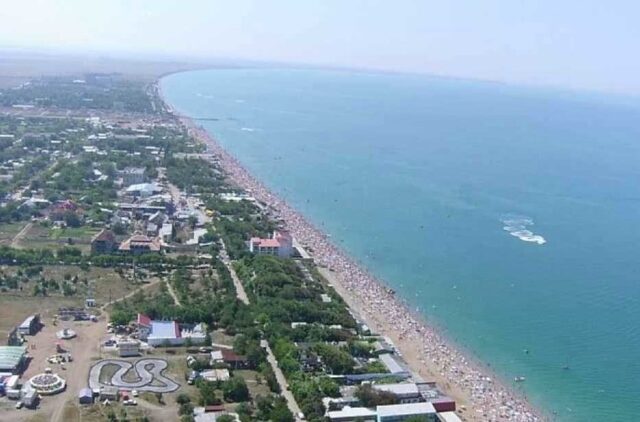 У Коблевому туристи спочатку розгромили номер, а потім протаранили ворота готелю (ВІДЕО)