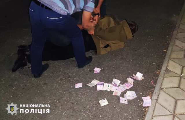Хабарі в поліції: На Миколаївщині за вимагання хабарів з підлеглих затримано підполковника поліції 