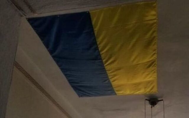 Обуренню немає меж: на Миколаївщині в районній адміністрації дірку на стелі залатали національним прапором