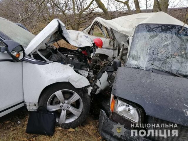 У Баштанському районі зіткнулися позашляховик та мікроавтобус - троє людей постраждали