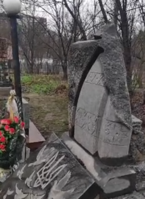 У Первомайську невідомі вчинили акт вандалізму у сквері Небесної Сотні (ФОТО)