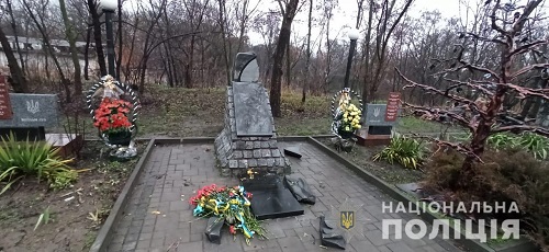 Поліція розшукує вандалів, що сплюндрували пам'ятник у сквері Небесної Сотні у Первомайську