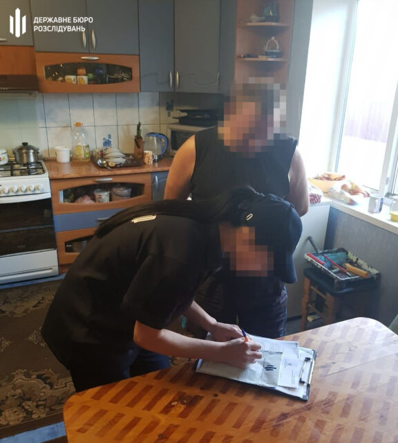 ДБР викрило працівника Арбузинської колонії, який проносив до установи наркотики