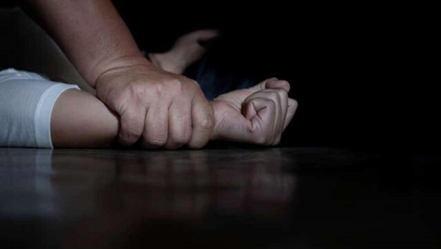 На Миколаївщині чоловік заліз до чужого будинку та зґвалтував дитину, яка спала