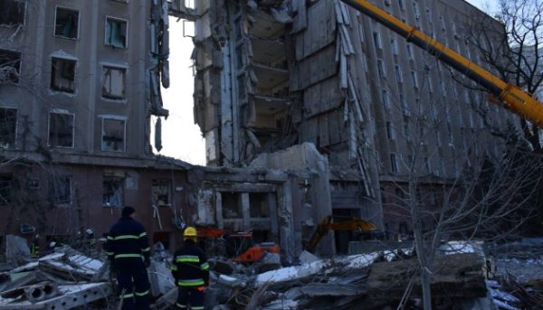 У Миколаєві кількість жертв обстрілу будівлі ОДА зросла до 35