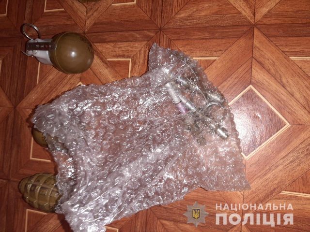 «Більше трьох сотень набоїв, рушниця, корпуси гранат і підривачі, приціл та конопля»: поліцейські затримали миколаєвця за незаконне зберігання зброї і наркотиків