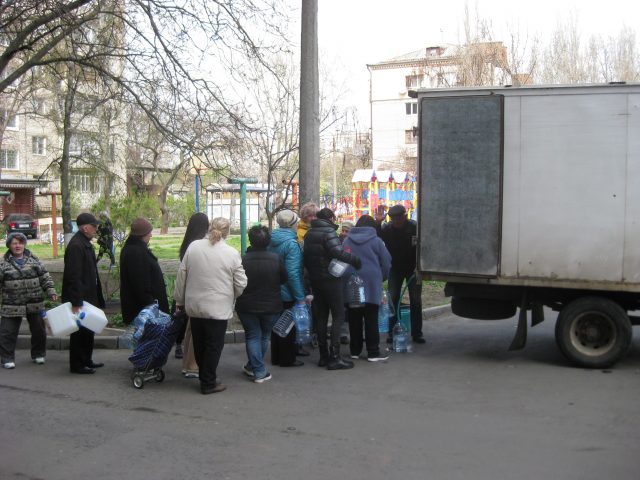 Южноукраїнський волонтер привіз питну воду миколаївцям