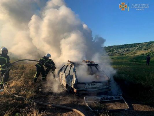 На Вознесенщині на ґрунтовій дорозі згорів автомобіль (ФОТО)