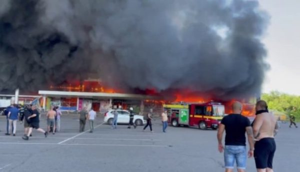 У Кременчуку російські ракети вдарили по ТРЦ, де було понад тисячу людей – є жертви