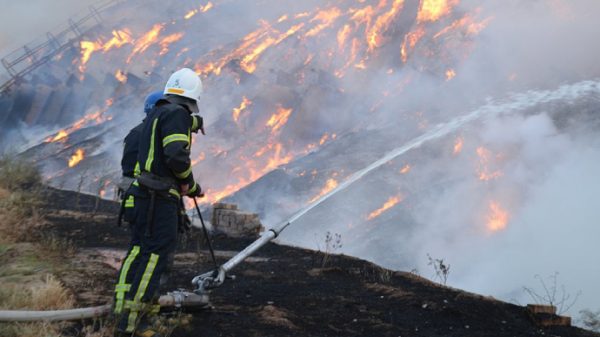 У Миколаєві продовжують гасити масштабну пожежу, яку спричинив обстріл окупантів