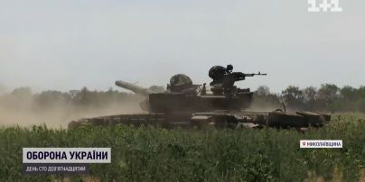 На Миколаївщині військові на старих радянських панцирниках успішно знищують колони