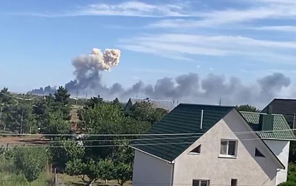 Потужні вибухи на військовому аеродромі в Криму: натяк екс-радника очільника МВС і реакція Міноборони РФ