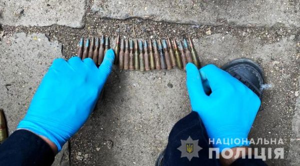 Артилерійський снаряд, пістолет, набої: у жителя Миколаївщини в домі виявили боєприпаси