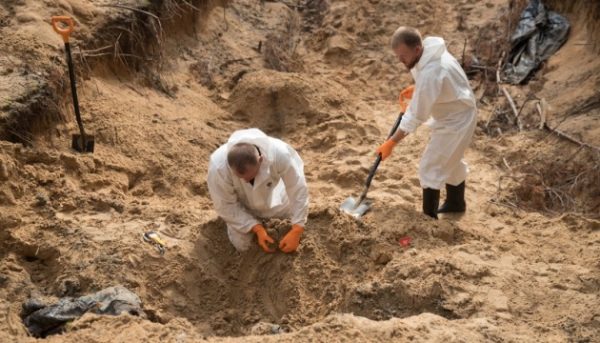 У звільненому Ізюмі знайшли поховання військових із зв'язаними руками