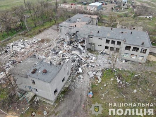 Зруйнована школа внаслідок влучання авіабомби на Миколаївщині – правоохоронці документують злочинини військових рф