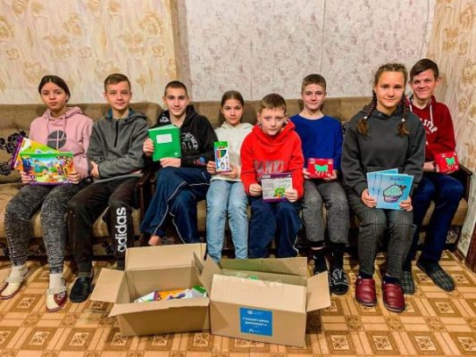 Миколаївським школярам передали канцелярські набори для дистанційного навчання