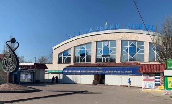 Росіяни вдарили по центральному ринку Херсона, є постраждалі