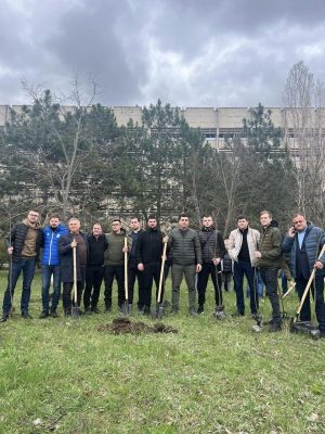У Миколаєві біля університету, який постраждав від ракетних обстрілів, висадили дерева 