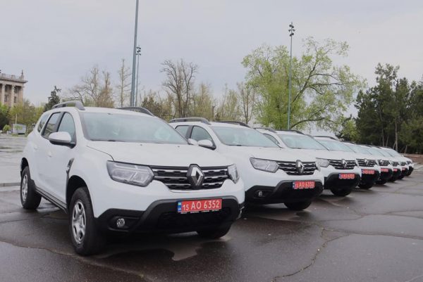 У Миколаєві військовим передали новенькі позашляховики