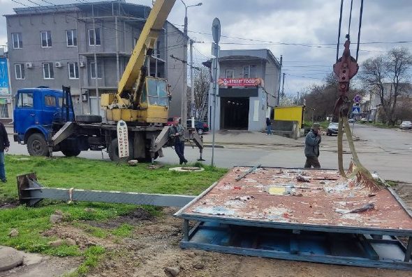 У Миколаєві прибирають занедбані рекламні споруди