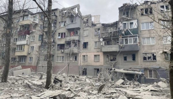 Ворог влучив у три п‘ятиповерхівки Слов'янська, відомо про загиблого і шістьох поранених