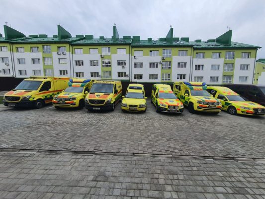 Українські волонтерки зі Швеції передали 13 автомобілів медичної допомоги