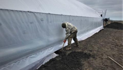 Ветерани Миколаївщини вирощують у парниках розсаду для знедолених родин громади