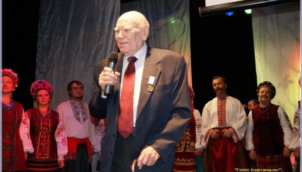 Під завалами розбомбленої школи знайшли книги письменника з Миколаївщини