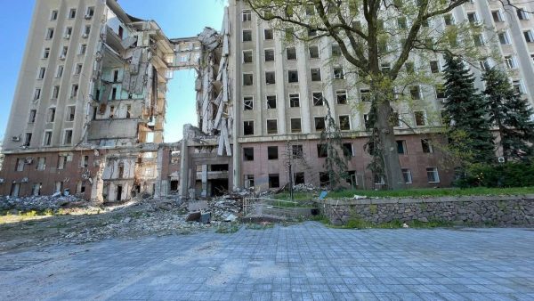 У Миколаєві Держекоінспекція обстежила територію навколо зруйнованої будівлі облради