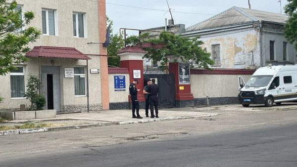 Поліцейські проводять обшуки на території КП 
