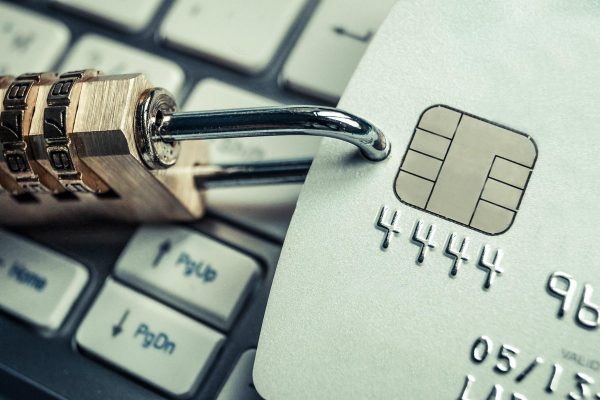Українцям можуть заблокувати картки для виплат: чому та як цього уникнути