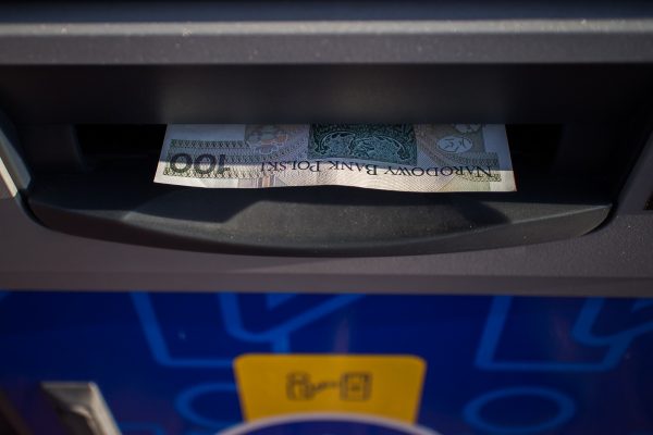До 53 тисяч гривень. Для українців у Польщі розпочинають нові програми виплат