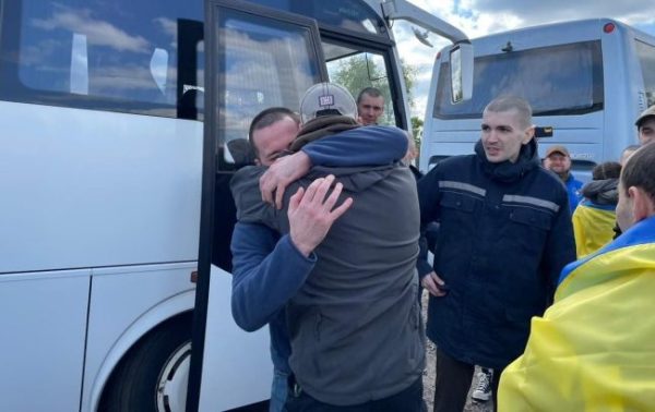 Воїни з-під Бахмуту. З російського полону повернули понад сотню захисників
