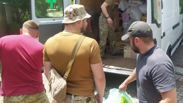 На Миколаївщині волонтери допомагають собаківникам з Херсонщини