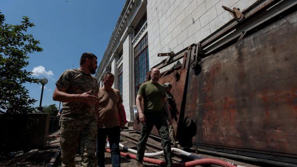 Шмигаль ознайомився з процесом відновлення водоводу у Миколаєві