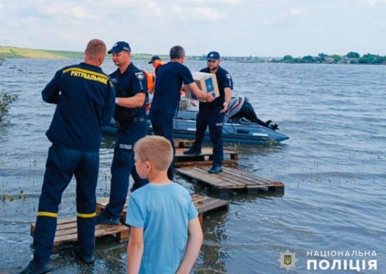 Поліцейські допомагають повернутися додому мешканцям раніше підтоплених сіл на Миколаївщині