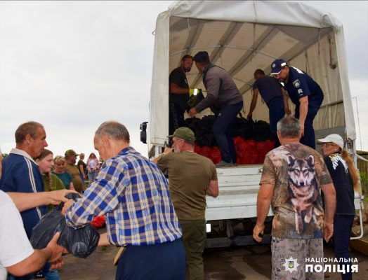 Миколаївські поліцейські допомогли латвійським волонтерам доставити гуманітарну допомогу жителям Куцурубської громади