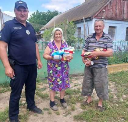Поліцейські допомагають мешканцям підтоплених сіл Березнегуватської громади