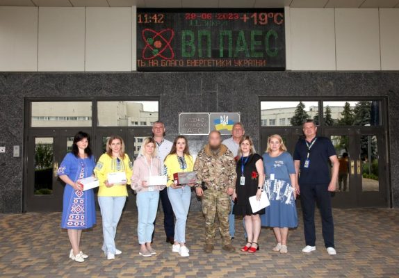 Південноукраїнські атомники передали допомогу десантникам, які врятували АЕС від окупації