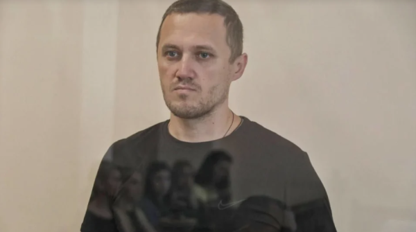 Екс-прокурора Миколаєва закидали яйцями після вироку суду: він наводив ракети РФ на місто
