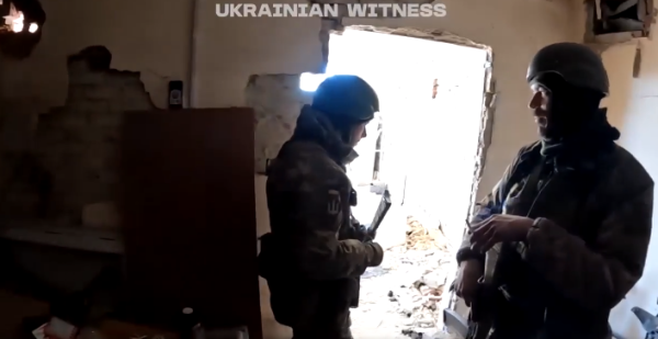 Миколаївські десантники показали відео боїв у Мар'їнці