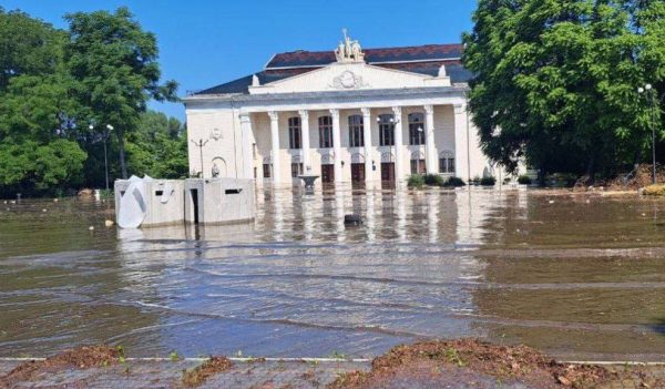 Через підрив дамби херсонців терміново евакуюють до Миколаєва