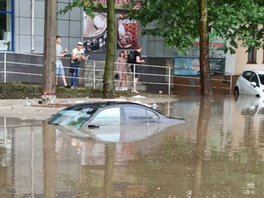Підтоплень більше не буде: комунальники відремонтували дощовий колектор у районі «Дормашини»