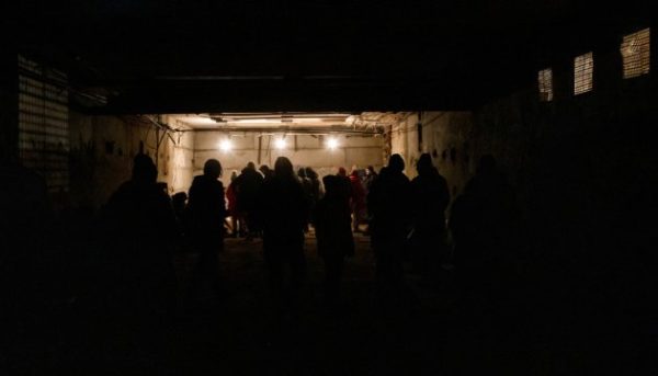 Масовані обстріли міст та відключення світла: чого очікують українці в найближчі місяці