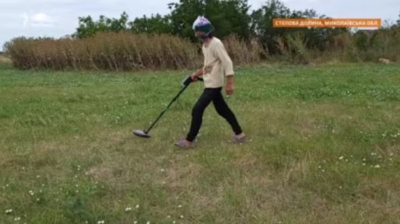 67-річна жителька Миколаївщини шукає міни та уламки снарядів металошукачем (відео)