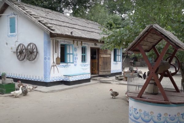 У Миколаївському зоопарку Дідову хату прикрасили таврійським розписом