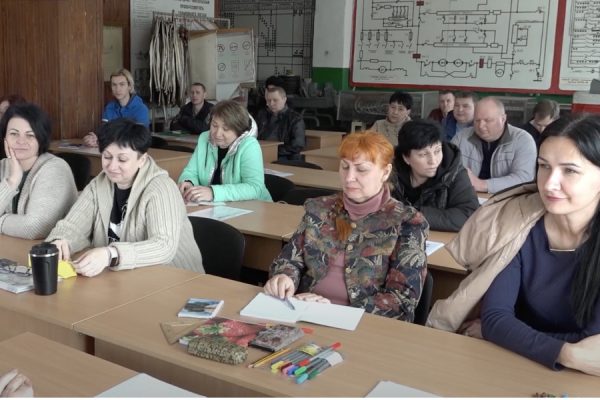 Майбутнім водіям тролейбуса вручили свідоцтва про закінчення курсу навчання